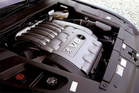 「406 V6」と同じ、3リッターV6DOHCを搭載。2000rpmで、最大トルクの90％を発生する。