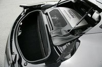 トヨタ製「2GR-FE」エンジンがドライバーの後方に横置きされる。そのさらに後ろには、160リッターの荷室スペースが確保されている。

