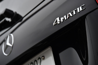 4WDシステムの「4MATIC」は電動油圧制御式の多板クラッチを備え、前輪・後輪間のトルク配分を100：0から50：50までの間で連続的に変化させる。