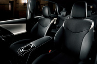 「トヨタ・プリウスα」に「黒」が特徴の特別仕様車の画像