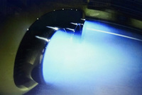 マフラーは3本出し。バックカメラで運転中に炎が見えるようになっている。