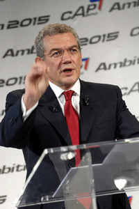 【写真上下】会見に臨むクリスチャン・ストレイフ氏。エアバス社のCEOから転身、PSAプジョー・シトロエングループのトップに就任した人物だ。