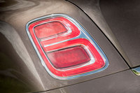 リアでは「ベンテイガ」と同じく、新たにテールライトが「B」の文字を表現するようになった。