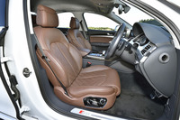 中央部にダイヤモンドステッチが施されたコンフォートスポーツシートが装着される。