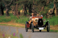 この1926年「ブガッティT23 ブレシア」は、シャシーだけが大阪のさる修理屋に20年近く放置されていたのを、著者が救出。エンジン、シャシーをすべてバラして自力で修復するのに2年を要した。ボディは著者自身のデザインにより、マダム・ラタンという籐椅子屋で製作した。写真は2002年6月2〜8日にイタリアのトスカーナ地方で行われたブガッティ国際イベントに遠征したときのもの。（本書より）