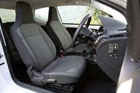 「move up!」のヘッドレスト一体型のフロントシート。こちらもボディーカラーによって、アンスラサイト（写真）とブラックデニム＆ベージュのカラーがある。運転席は高さ調整機能付き。