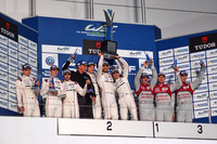 表彰式でのひとこま。17号車の3人（ティモ・ベルンハルト／マーク・ウェバー／ブレンドン・ハートレー）は、トロフィーを高々とかかげて喜びをあらわにした。