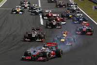 タイヤスモークをあげながらスタートでトップを守るハミルトン（写真先頭）。予選2位のロメ・グロジャン（2列目左）に、同3位のセバスチャン・ベッテル（同右）が並びかけるが抜けず、ベッテルの後ろにいたジェンソン・バトンが3位に躍進する。（Photo=McLaren）