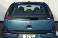 ヴィータは小柄ながら、5人乗車時で260リッター、6：4の分割可倒式になった後席背もたれを倒せば、最大1060リッターという積載量をほこる。写真をクリックするとシートが倒れるさまが見られます。