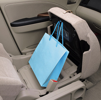 ミニバンも「子供の送り迎えやお買い物など、普段使うのは女性」との理由から、グランディスには女性への配慮がなされた。写真は「助手席ユースフルシート」。バッグなどが、車内で転がるのを防ぐことができる。