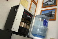 壁際にはピニンファリーナのエスプレッソマシーンが。