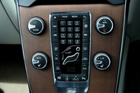 センターコンソールには、カーエアコンや運転支援システムのスイッチが整然と並ぶ。「ECO＋モード」の選択スイッチは、右側の下方にレイアウトされている。
    