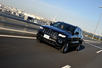 「グランドチェロキー」のサスペンションには、現行モデルから四輪独立懸架式を採用（従来モデルはリアが固定車軸式だった）。オンロードでの運動性能と乗り心地を改善した。
    