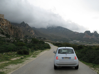 シチリア西端にて。前方の山向こうがパレルモだ。（JS）