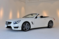 シリーズ最上位に君臨する「SL63 AMG」。537psの5.5リッターV8エンジンは、「AMGパフォーマンスパッケージ」の装着によって564psへ強化できる。7月以降の納車を予定。