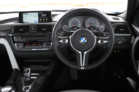 カーボンファイバーとブラッククロムがあしらわれた「M3」のインテリア。