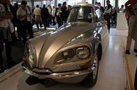 現代アートフェアの一環として、シトロエンがブースを設置。DSの開発向けにつくられた貴重な模型から、DSのボディを利用したアートまで展示。