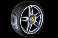 「ポテンザRE050スクーデリア」。高速走行や限界コーナーリングなど、様々な走行条件下で高い接地性を実現させるために、形状、構造、トレッドパターン、コンパウンドを特別な仕様とした。名前の一部に、F1チームからとった「スクーデリア」を採用。ブリヂストンとフェラーリの“密接な関係”を主張する