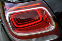 LEDのリングが奥まで連なっているように見えるテールランプのデザインは、実は鏡の反射を使ったギミック。センスとアイデアの勝利だ。
    