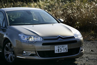 エントリーグレードの「2.0」でも、ディレクショナルヘッドライト＆コーナリングライトは標準で備わる。