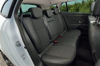 シートは“ダークカーボン”カラーの表皮でスポーティーに仕立てられる。