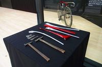 メインフレームは1枚の鉄板からたたき出して作られた。