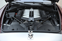 長大なボンネットの下には、専用設計の新型V12ターボエンジンが鎮座。79.5kgmの最大トルクをわずか1500rpmで発生し、2.4トンに迫る重量級ボディを引っ張る。