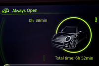 インパネ中央のディスプレイには、オープン状態でドライブした累積時間を表示するユニークな機能「オールウェイズ・オープン・タイマー」も搭載されている。