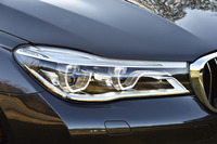 「BMWレーザー・ライト」は「740i」ではオプション。ブルーのアクセントが目印。