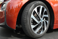 「BMW i3」に装着された「エコピアEP500オロジック」。サイズは標準モデルが155/70R19、「レンジ・エクステンダー搭載車」が前：155/70R19、後ろ：175/60R19となる。
    