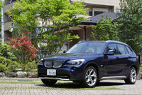 「sDrive18i」が363万円で、上級の「xDrive25i」は、480万円。絶対的には安価ではないが、ボディ形状や搭載エンジンを考えれば、従来モデルの価格との相関関係に矛盾を感じるほど「お値打ち」であることに気付く。