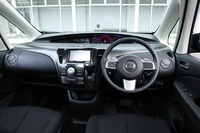 
    横に長いセンターメーターが特徴的なインパネまわり。「グランツ」の加飾パネルにはヘアライン模様が施されている。
    