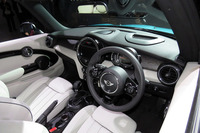 展示車両の内外装には「MINI Yoursデザイン・プログラム」の装飾パネルや装備が装着されていた。