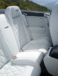 先代「GTC」と比較して後席のレッグルームが35mm拡大され、実用性が増した。