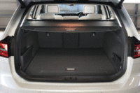 荷室にはラゲッジネットパーティションやスライディングカバーを標準装備。充電用ケーブルの収納に便利な床下収納も備わる。（写真をクリックすると、シートの倒れる様子が見られます）