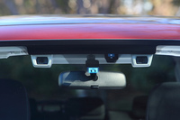 第3世代に進化した今日の「アイサイト」。従来のシステムより、カメラの視野角と視認距離をともに40％拡大したほか、これまでモノクロだった映像をカラー化することで、情報の解析能力を高めている。