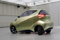 逆位相に大きく切れる前後輪。過去の「PIVO」に比べて外観がクルマらしいだけに、車輪の動きが一層奇異に見える。