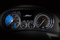 メーターはアナログ表示の4眼式で、中央にインフォメーションディスプレイが備わる。速度計の目盛りは340km/hまで刻まれている。