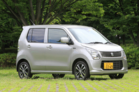 「背の高い軽乗用車」というカテゴリーを開拓した「スズキ・ワゴンR」。現在のモデルは5代目にあたる。写真は、2013年夏に発売された「20周年記念車」。
    