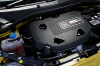 搭載される直2ターボエンジンは可変吸気バルブタイミングを採用。最大トルク14.8kgmを1900rpmで発生させる。