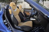 「ローブS」に与えられる、スエード調表皮のレカロ製スポーツシート。写真のベージュのほか、オプションでブラックも用意される。