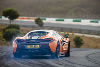 ファイティングポーズを決める「570Sクーペ」。マクラーレンらしい素直なハンドリングが信条。