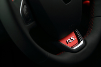 ステアリングホイール下端にも「R.S.」のエンブレムが添えられる。