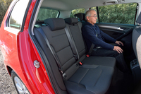 
	後席に掛けてみたところ。センターのアームレスト部には、荷室側からつながるスキーホールが設けられている。
	