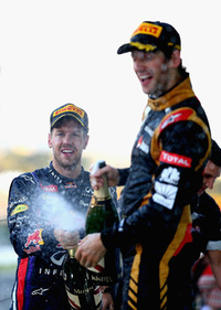 ウィナーのベッテル（奥）から「ファンタスティックなドライビングだった」と称賛されたグロジャン（手前）。好スタートで1位の座を奪いレース序盤をリード。初優勝を目指したが、終盤にベッテル、ウェバーとニュータイヤ履くレッドブルにコース上で抜かれ結果3位。しかし“クラッシャー”というありがたくない異名を頂戴した昨年から大きく成長した姿を見せることができた。（Photo=Red Bull Racing）