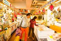 食材の購入後も、さまざまなお店を見て回る田中ケンさんと、奥さまの治美さん。