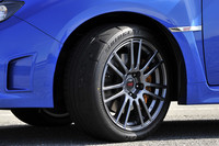 アルミホイールの隙間から見える黄金のブレンボ製ディスクブレーキキャリパーは、ルックスだけでなく効きも強烈。タイヤは、専用に開発されたポテンザRE070、今回試乗した18インチ仕様のサイズは245/40R18。スプリング、ダンパー、スタビライザーもスペC専用。