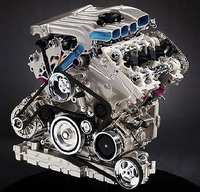 【4リッターW8DOHC32バルブ】全長420mm、全幅710mm、全高683mmと、奥行きの短さが特徴の4リッターW8。重量は190kgである。最高出力275ps/6000rpm、最大トルク37.7kgm/2750rpmを発生する。2本のバランサーシャフトを備え、吸排気バルブの可変タイミング機構をもつ。パサートのフロントアクスル前方に搭載されるため、前席乗員の足元スペースを拡大できたという。 