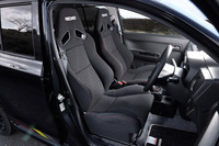 フロントに装備されるレカロ製のスポーツシート。なお、ステアリングコラムに備わるのはチルト調整機構のみで、テレスコピック調整機構は採用されていない。