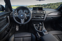 ブラックで統一されたシンプルかつスパルタンなインテリア。センターパネルはドライバー方向にわずかに傾斜しており、インパネの中央に8.8インチのディスプレイが備わる。